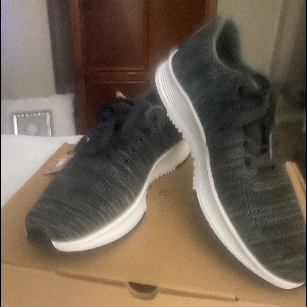 Men’s Free Waters 
Black Athletic Shoes